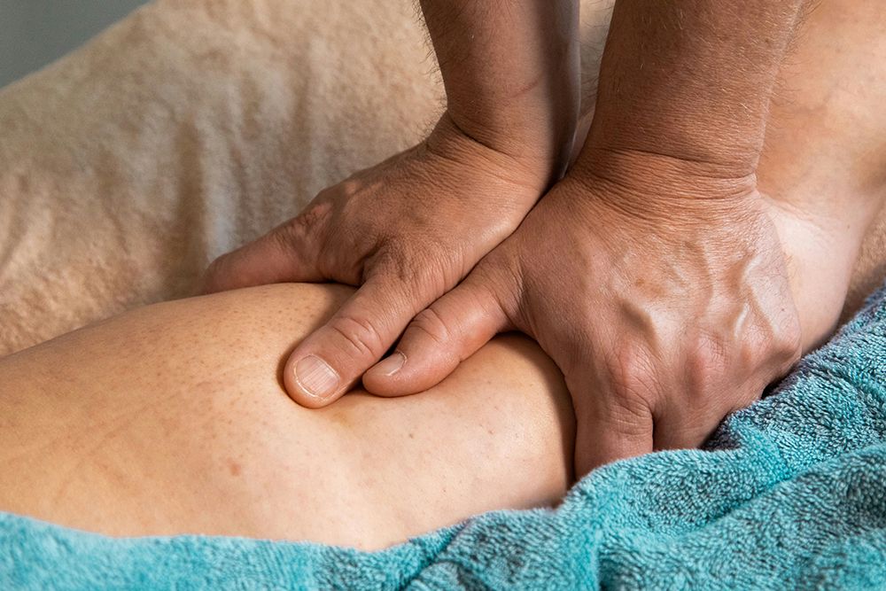 Votre réflexologue pratique une technique de massage thérapeutique qui favorise le drainage lynmphatique